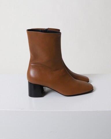 closed  boot smooth grainy leather